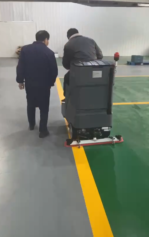 江苏某食品贸易公司采购驾驶式洗地机HX5